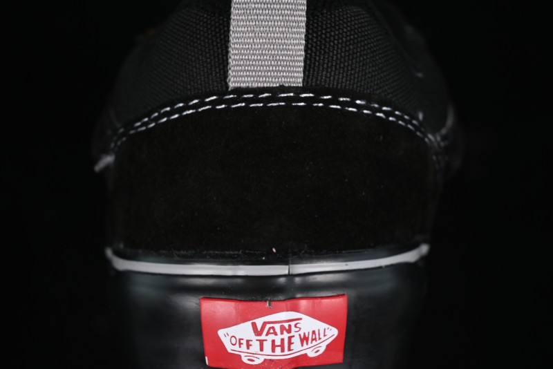 Vans Knu Skool Low Top Retro Casual Vulcanized Slip-On Shoes in Black - VN000CRPBMA