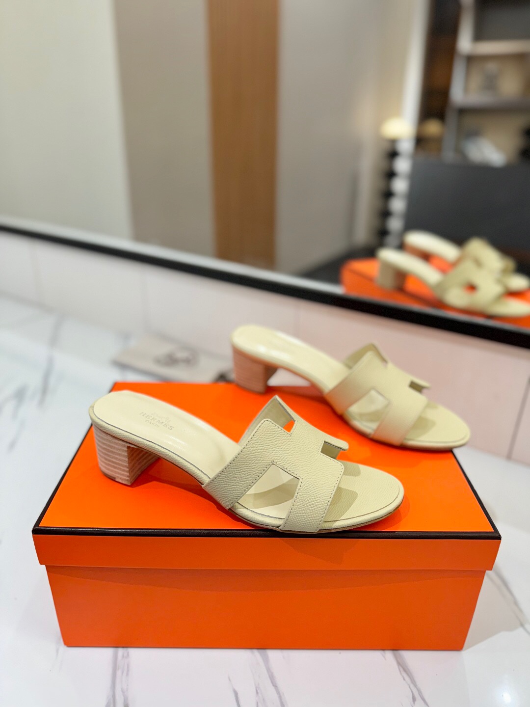 2025 Women Hermès Cream Leather Sandals