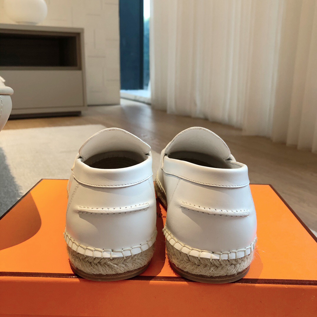 2025 Unisex Hermès White Calfskin Leather Loafers AS00380