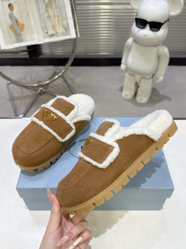 Prada Fall/Winter 2025 New Fur Mule Slippers Triangle Buckle Bread Head Semi-Slippers - KFY00270
